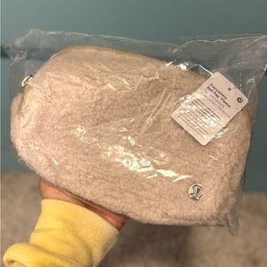 lululemon athletica Crossbody Bag in Cream